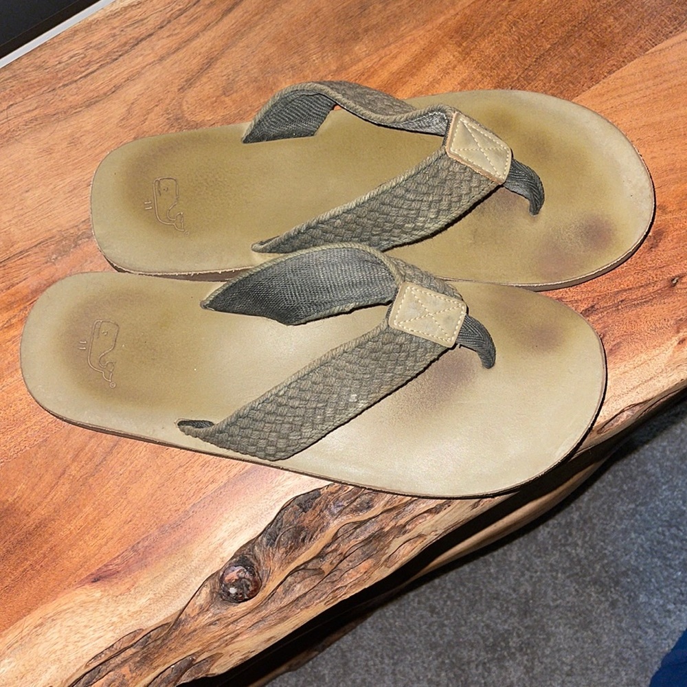Vineyard Vines Flip Flops